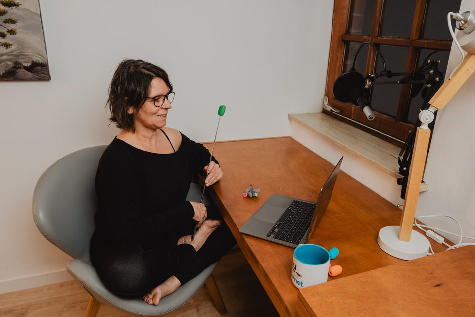 Raquel Devillé à son bureau à Virton, en séance de thérapie somatique à distance