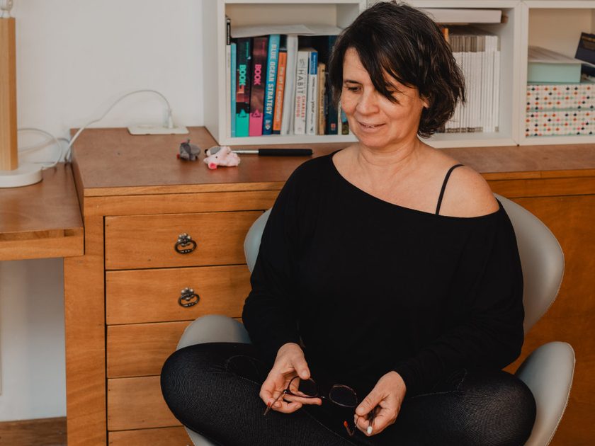 Raquel Devillé dans son espace de consultation à Virton, pendant une séance de Somatic Experiencing