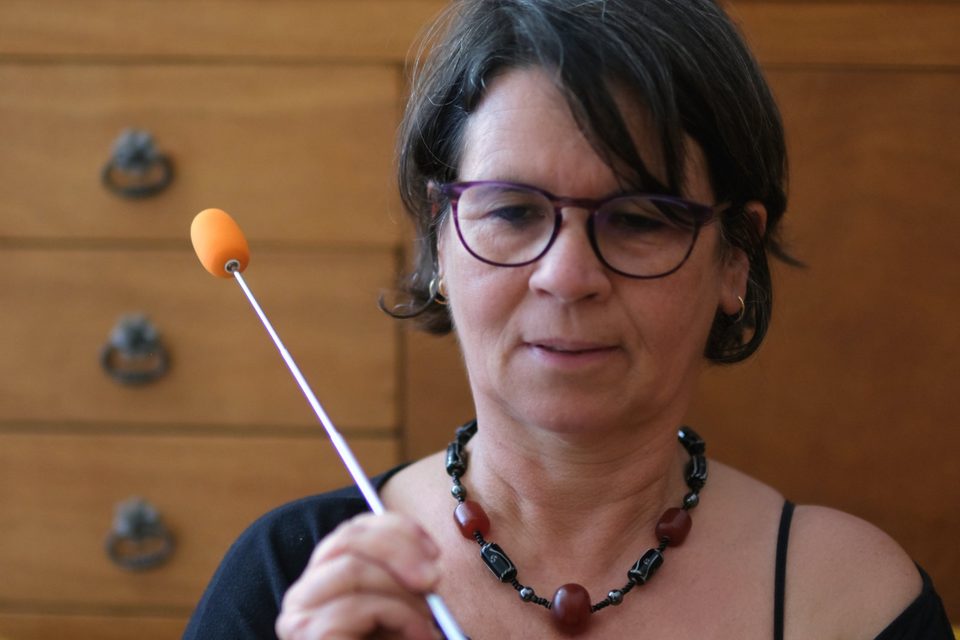 Raquel Devillé guide le regard avec un pointeur de Brainspotting pendant une séance