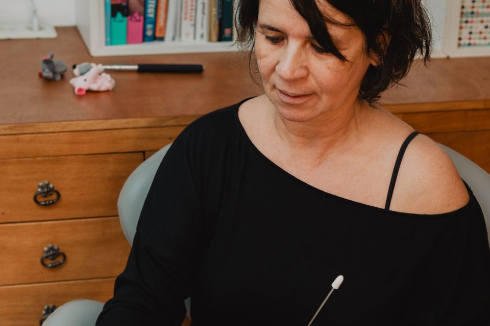 Raquel Devillé dans son espace de travail à Virton, attentive, pendant une séance de thérapie somatique