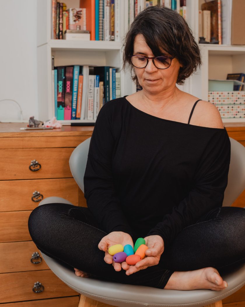 Raquel Devillé tenant dans ses mains les repères colorés utilisés pendant les séances