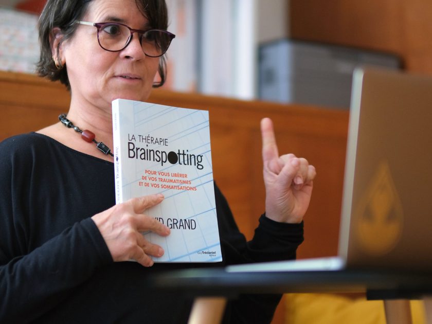 Raquel Devillé présentant un ouvrage de référence sur la thérapie Brainspotting