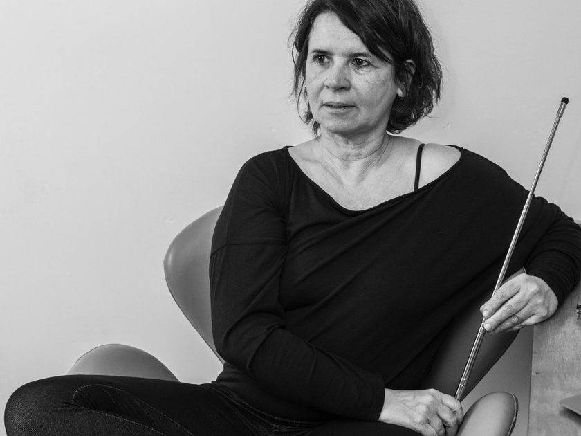Raquel Devillé assise, détendue, illustrant la pratique du TRE, photographie en noir et blanc